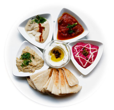 Dip Platte mit Pita, diverse Spezialitäten aus dem Nahen Osten