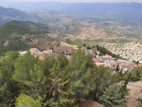 Paisaje de campos de Segura de la Sierra, pueblo de Jaén, en la comunidad autónoma de Andalucía (España)