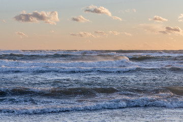 Fototapeta premium vague agitées au coucher de soleil orange