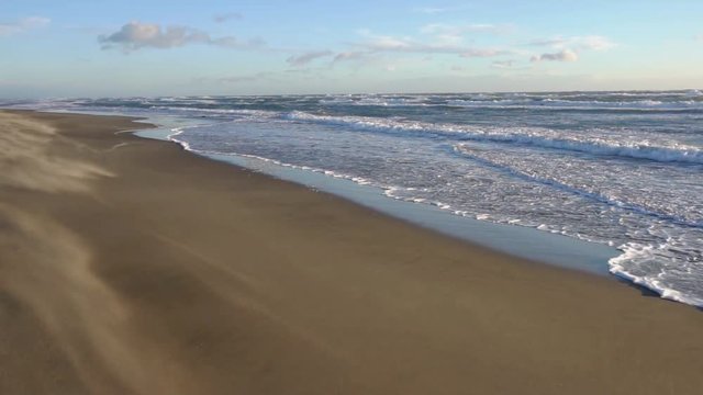 vague et ondulation de sable au ralenti sur une plage en m&eacute;diterran&eacute;e
