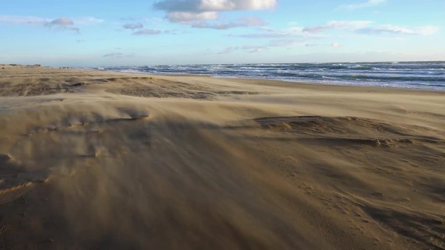 temp&ecirc;te de sable sur une plage sauvage de la m&eacute;diterran&eacute;e