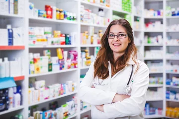 Papier Peint photo autocollant Pharmacie Pharmacien chimiste femme debout en pharmacie - drugstore