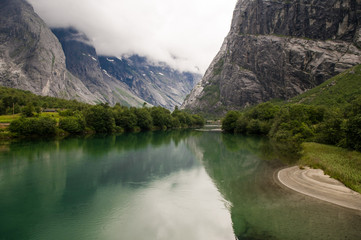 Fluß und Wasserfal im Romsdal, Norwegen