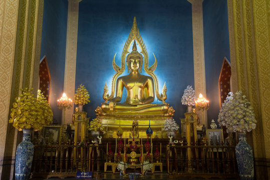 Phra Puttha Jinnarat, main altar with seated buddha, of Wat Benchamabophit (Marble Temple), Bangkok, Thailand .
