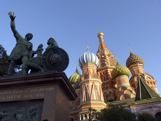 Fototapeta na wymiar Monument für Befreier Moskaus im 17. Jahrhundert vor der Basiliuskathedrale