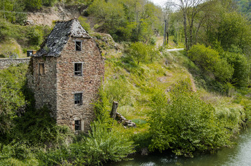 Fototapeta na wymiar Old ruined house on the banks of the river Aveyron Belcastel France