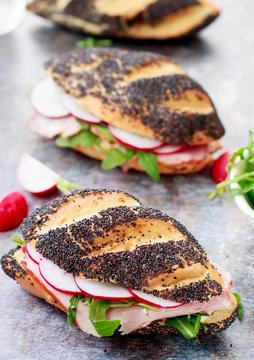 Sandwich with ham, aragula and radish