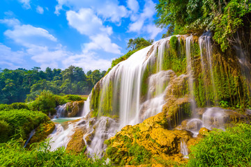 Obraz premium Beautiful Detian waterfall