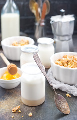 yogurt with granola