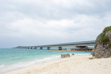 ビーチと池間大橋の風景