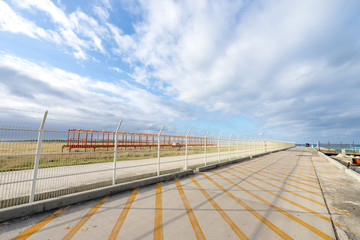 Obraz premium 下地島空港17エンド脇の道路
