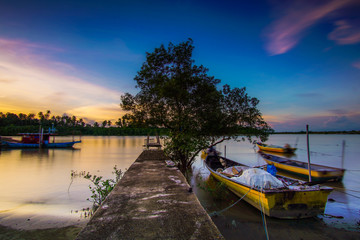 Obraz premium Boat Moored On Lake Against Sky During Sunset