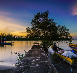 Obraz premium Boat Moored On Lake Against Sky During Sunset