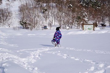 Fototapeta na wymiar 雪原を歩く子供