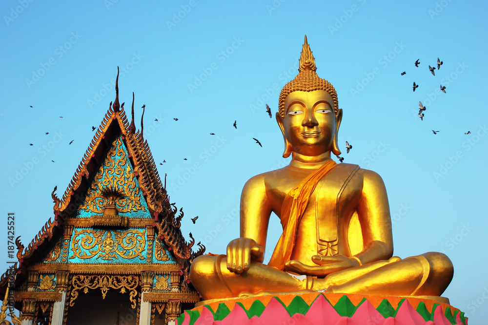 Wall mural golden buddha statue