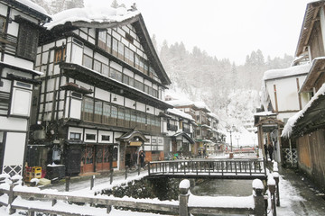 雪降る銀山温泉