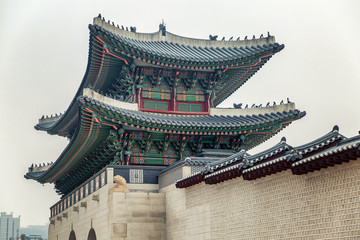 Naklejka premium Beautiful Korean temple in the city