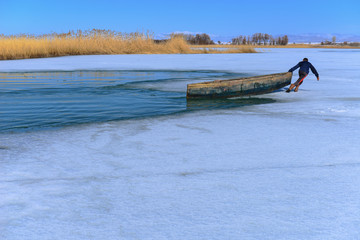 Naklejka premium fishing boat, struggle and challenging winter conditions