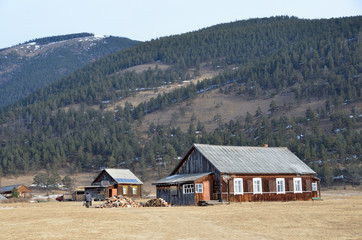 Деревянные дома на берегу озера Байкал в районе мыса Большой Кадильный