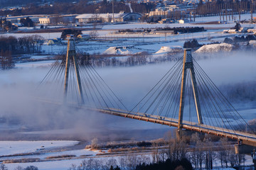 橋と川霧