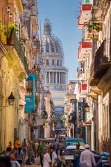Foto op Plexiglas Havana, Cuba, El Capitolio gezien vanaf een smal straatje © ttinu