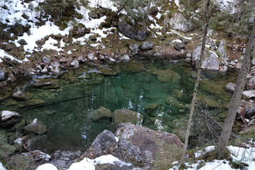Bergsee in Schnee & Eis