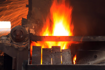 Obraz premium The workshop welder cuts metal