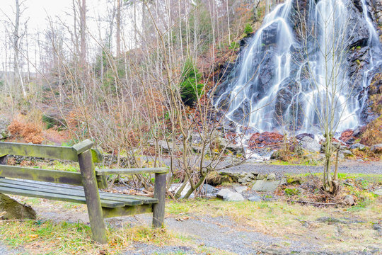 Holzbank am Radau-Wasserfall