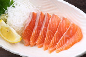 真俯瞰から見たサーモンの刺身