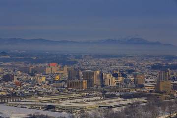 奥羽山脈と北上市街地