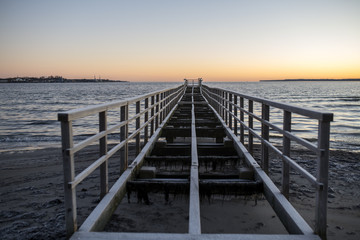 Obraz premium Seebrücke ohne Bohlen im Morgengrauen