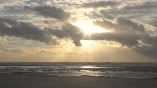 Rayons de soleil &agrave; travers les nuages sur la mer &agrave; Quend-Plage (id&eacute;al pour montage en acc&eacute;l&eacute;r&eacute;)