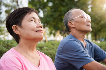 Obraz premium Asian senior couple smiling.