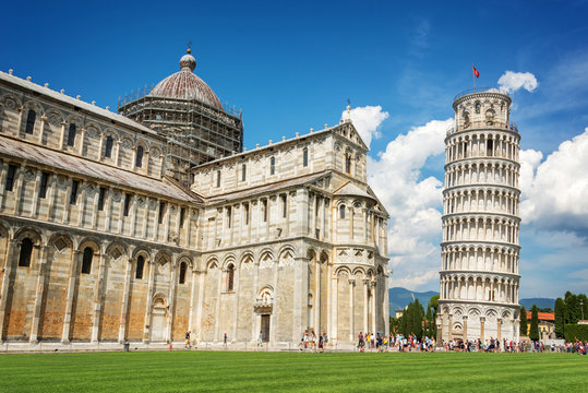 Leaning tower of Pisa and the cathedral (Duomo) in Pisa, Tuscany, Italy