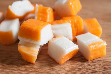 surimi sur planche à découper en bambou