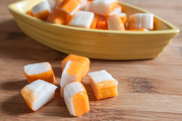 surimi sur planche à découper en bambou