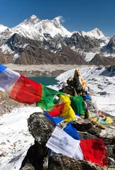 Fototapete Makalu Mount Everest und Lhotse mit buddhistischen Gebetsfahnen