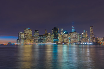 Fototapeta premium Manhattan's Financial district skyline at night from the Brooklyn Bridge Park, New York City