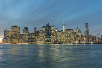 Naklejka premium Panoramę dzielnicy finansowej Manhattanu nocą z Brooklyn Bridge Park w Nowym Jorku