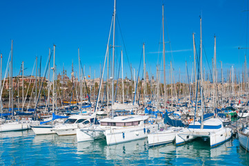 Obraz premium Sailboats and sailing ships at sea pier