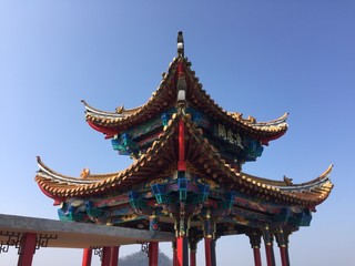 Fototapeta premium Isolated temple in the mountains (Kunming, Yunnan, China)