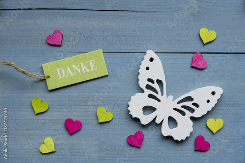 Fototapete Danke Schrift Auf Grunem Schildchen Weisser Schmetterling Und Pink Und Grune Herzen Auf Blau Gebeiztem Hintergrund Aus Holz Dawnwind