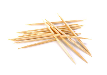 Naklejka premium Wooden toothpicks on white background