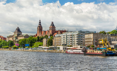 Szczecin - Wały i Bulwar Chrobrego. Panorama miasta widziana ze statku na rzece. - obrazy, fototapety, plakaty
