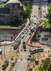 Most przez rzekę. Samochody i trolejbusy przejeżdżające przez most. Szczecin - Most Długi.