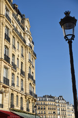 Fototapeta na wymiar Immeuble haussmannien et réverbère île de la Cité à Paris, France