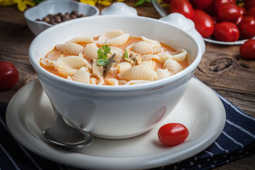 Fresh tomato soup with conchigliette.