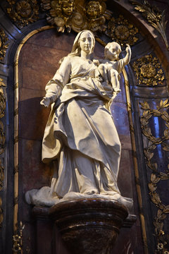 Statue de Vierge à l'Enfant à l'église Saint-Louis en l'île à Paris, France