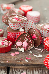 Hausgemachtes Konfekt mit Zuckerstreuseln