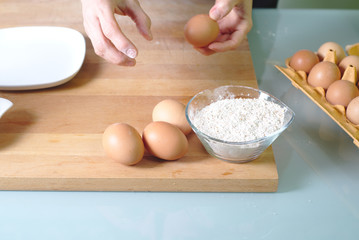 Mujer haciendo un postre casero con huevos y harina